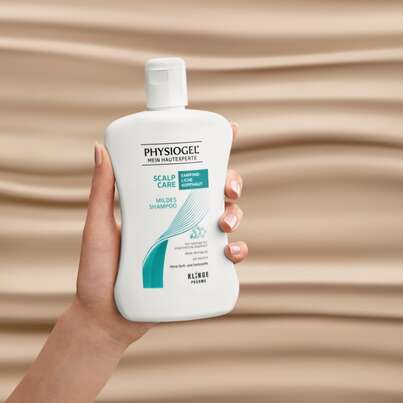 Sie sehen eine Packung PHYSIOGEL® Scalp Care Mildes Shampoo für empfindliche Kopfhaut, Produktbild: 05 PHYSIOGEL® Scalp Care Mildes Shampoo für empfindliche Kopfhaut, A-Nr.: 2008655 - 05