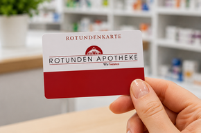 Hand hält die Rotundenkarte in der Rotunden Apotheke – Symbolbild für Kundenkarte, persönliche Beratung und Apothekenservice.