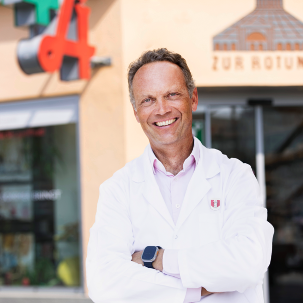 Herr Dr. Hartl (Inhaber der Rotunden Apotheke) vor der Rotunden Apotheke