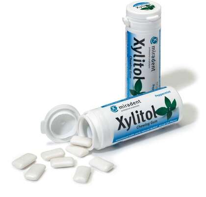 Sie sehen eine Packung miradent Xylitol Chewing Gum, 30 Stück, Produktbild: 02 miradent Xylitol Chewing Gum, 30 Stück, A-Nr.: 3087059 - 02