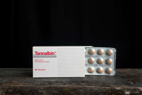 Sie sehen eine Packung Tannalbin Tabletten, 30 Stück, Produktbild: 03 Tannalbin Tabletten, 30 Stück, A-Nr.: 2454739 - 03
